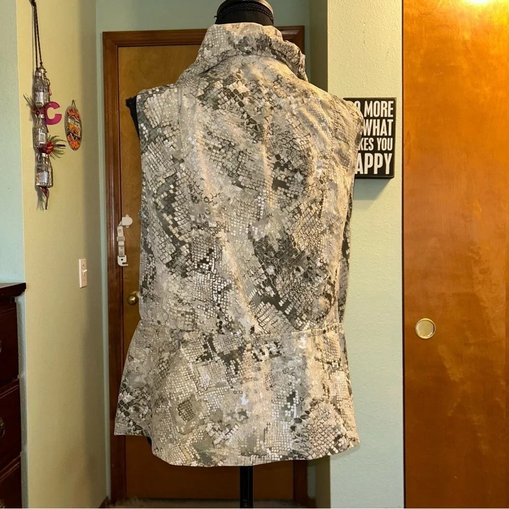 Chico’s Zenergy green gold snakeskin print zip up vest size 1 (M) pockets